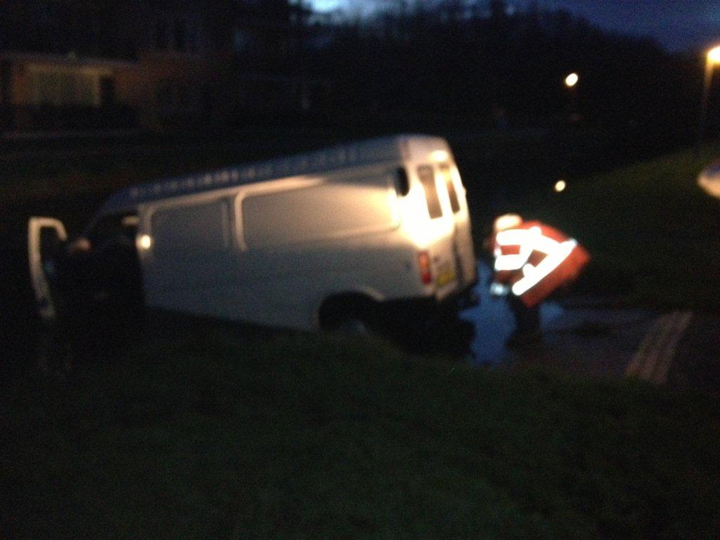 Busje wordt door vrachtauto op het droge getrokken