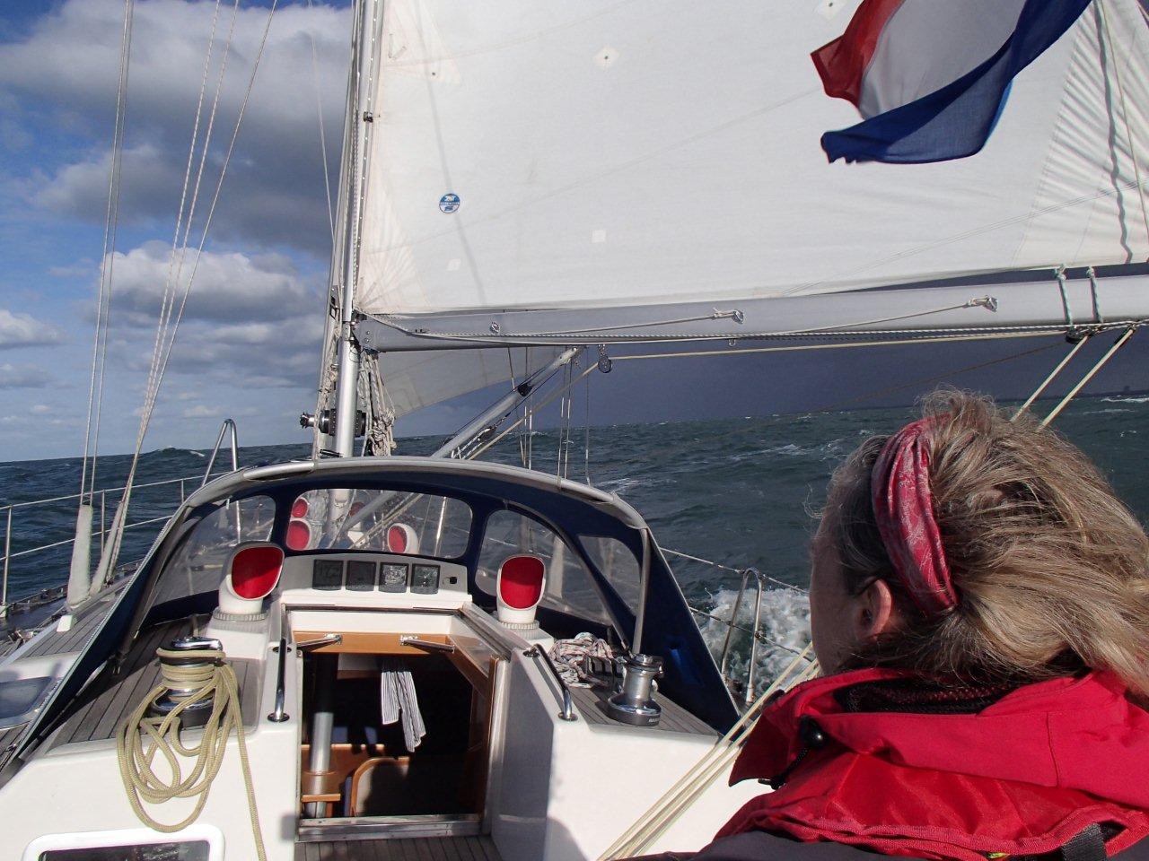 Wij varen alweer in het zonnetje, terwijl het front boven IJmuiden hangt